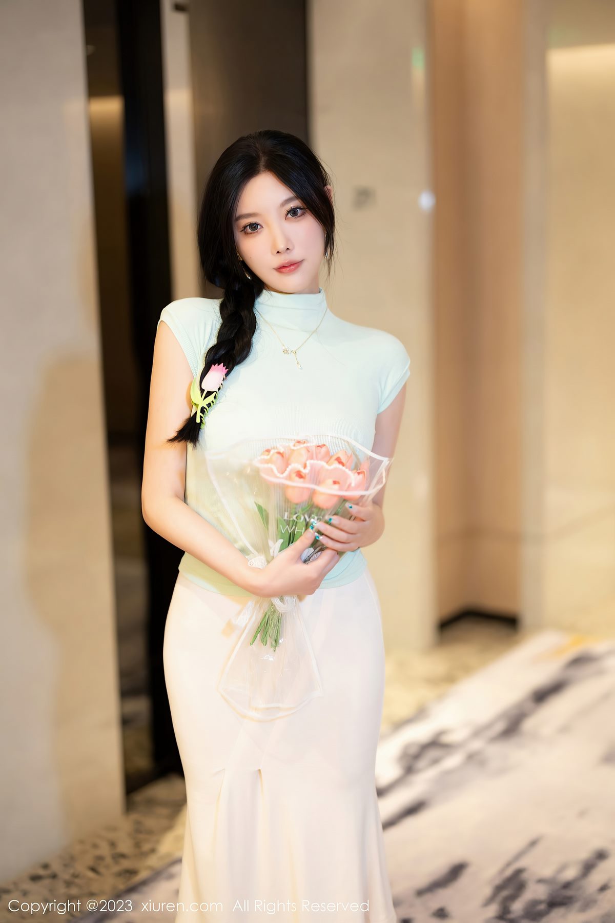 Xiuren秀人网-杨晨晨：光影间缱绻的玫瑰，半卷春色入眸来