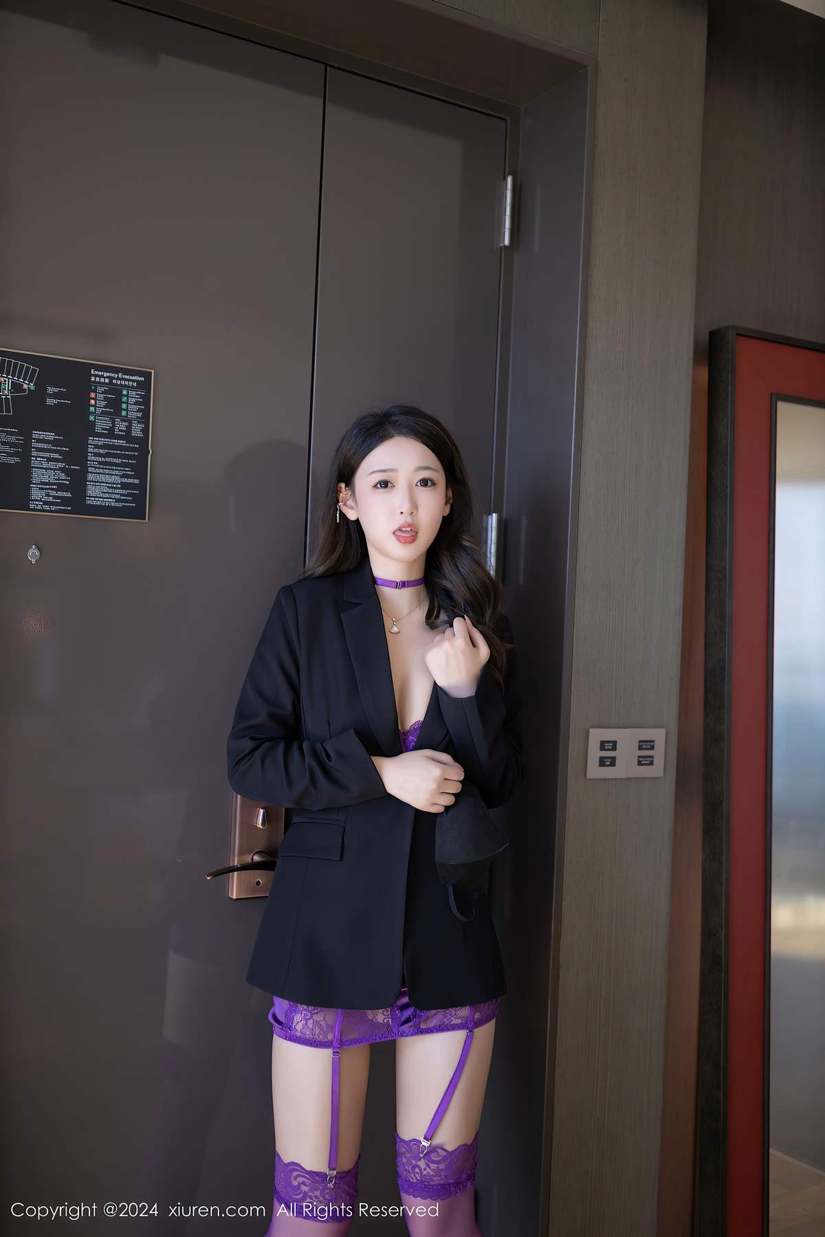 Xiuren秀人网-唐安琪：紫影轻扶墙，夜色听心语