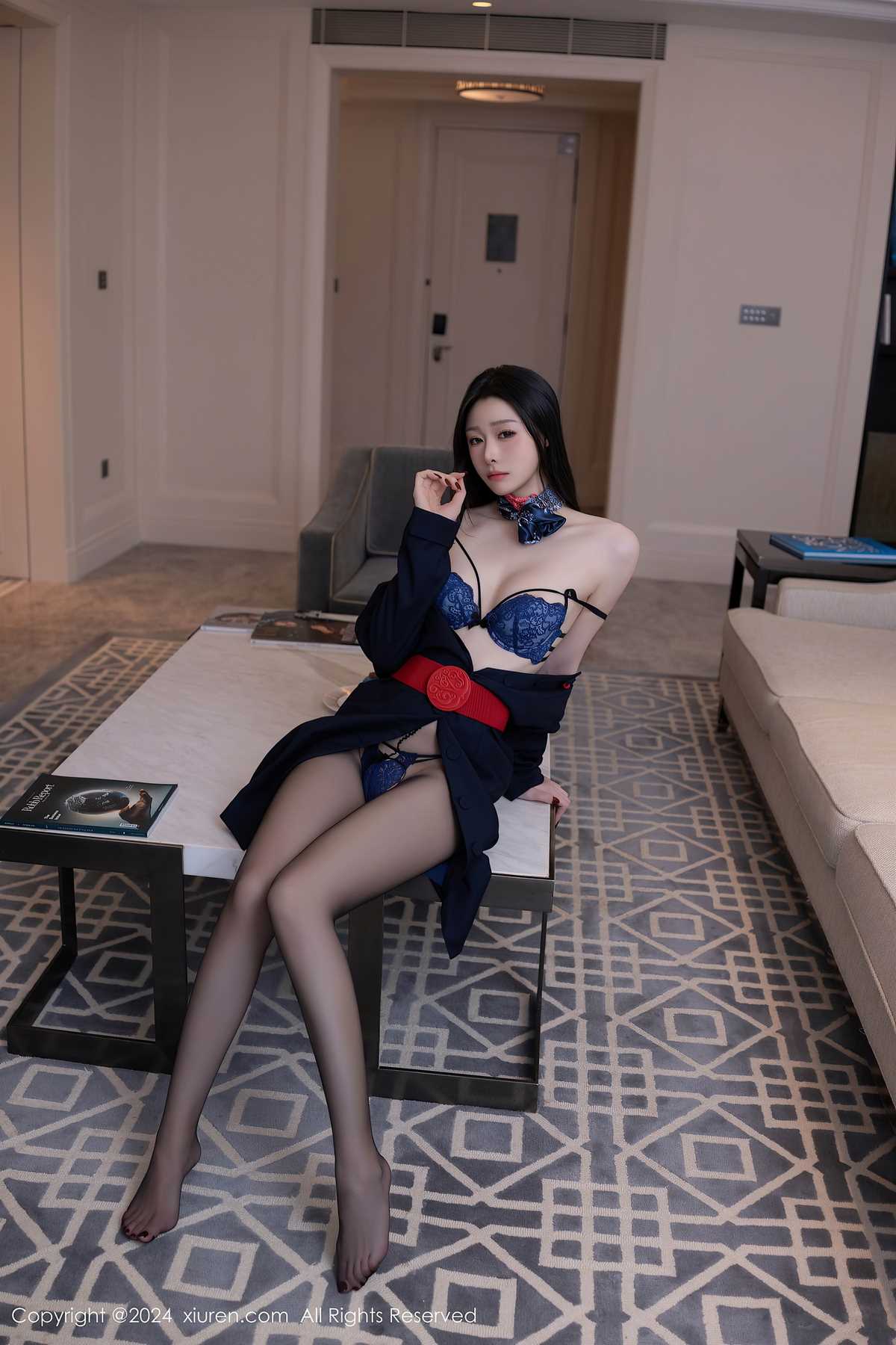 Xiuren秀人网-小逗逗：深蓝蕾丝印红章