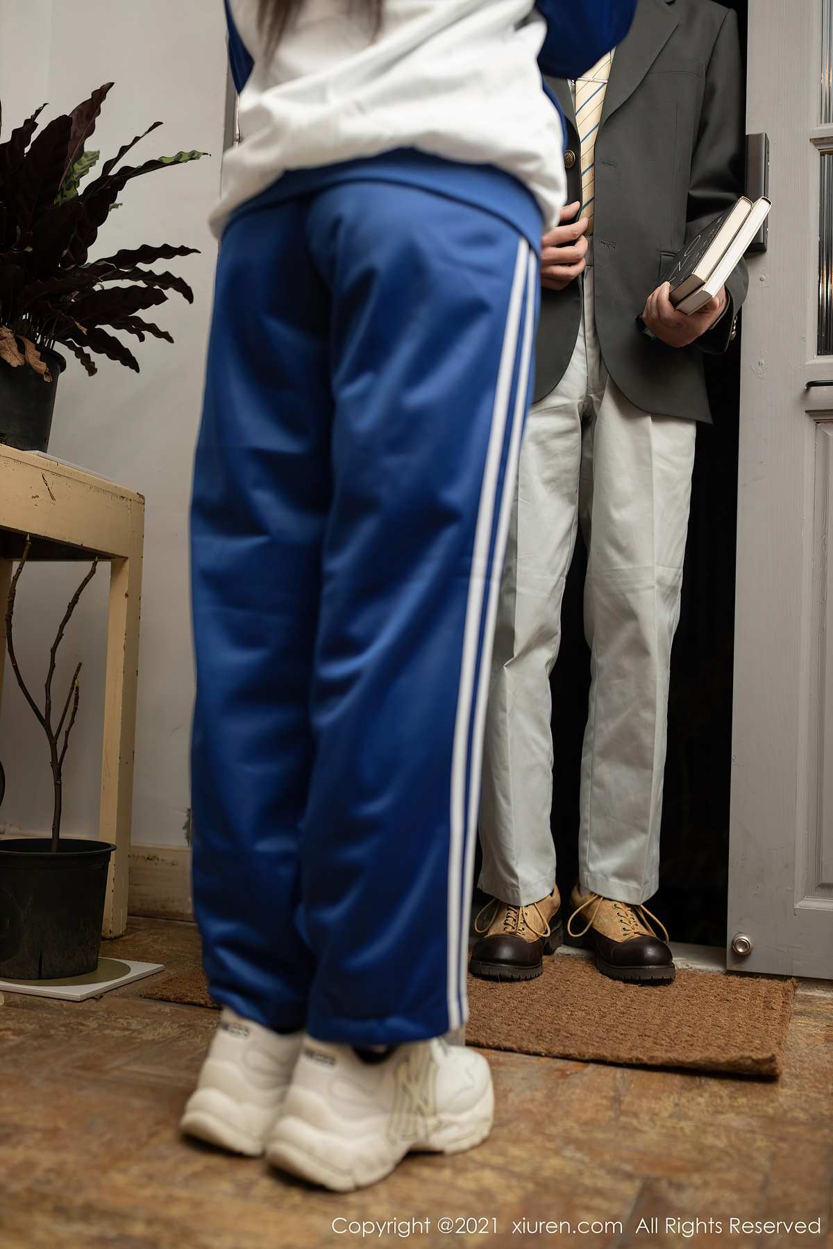 Xiuren秀人网-鱼子酱：虹玻璃前马尾轻摇待启