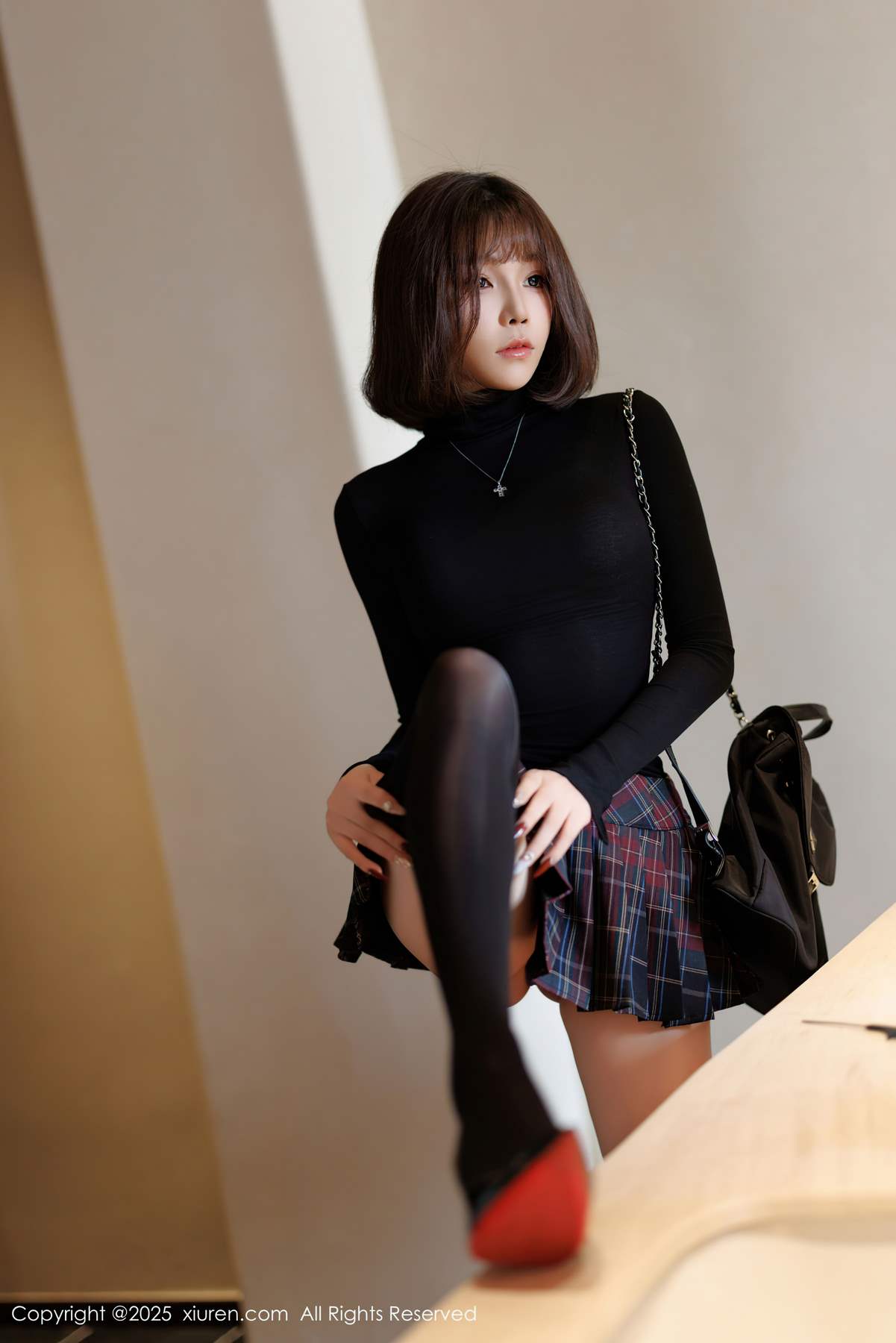 Xiuren秀人网-徐莉芝：光影织梦，红鞋轻叩青春诗