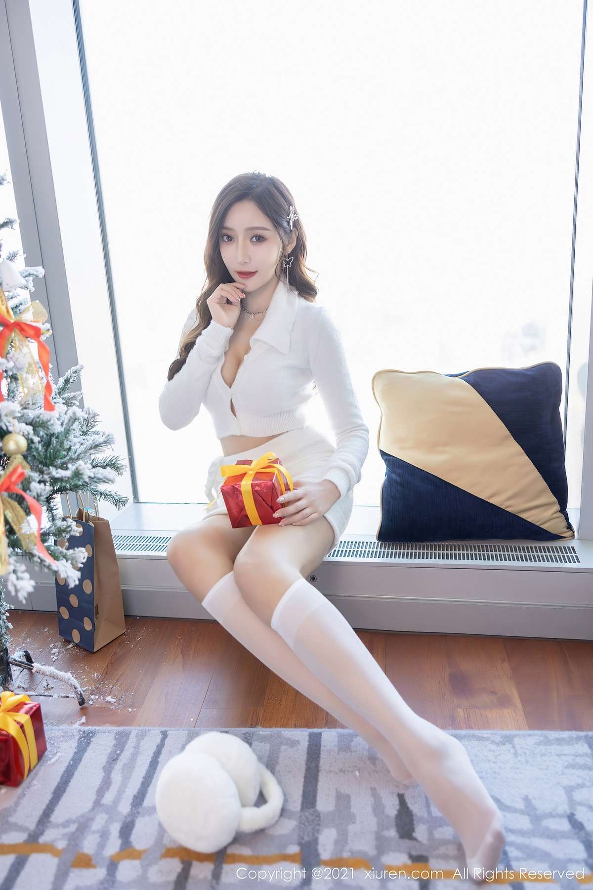 Xiuren秀人网-王馨瑶：雪吻红袖圣诞夜幻梦