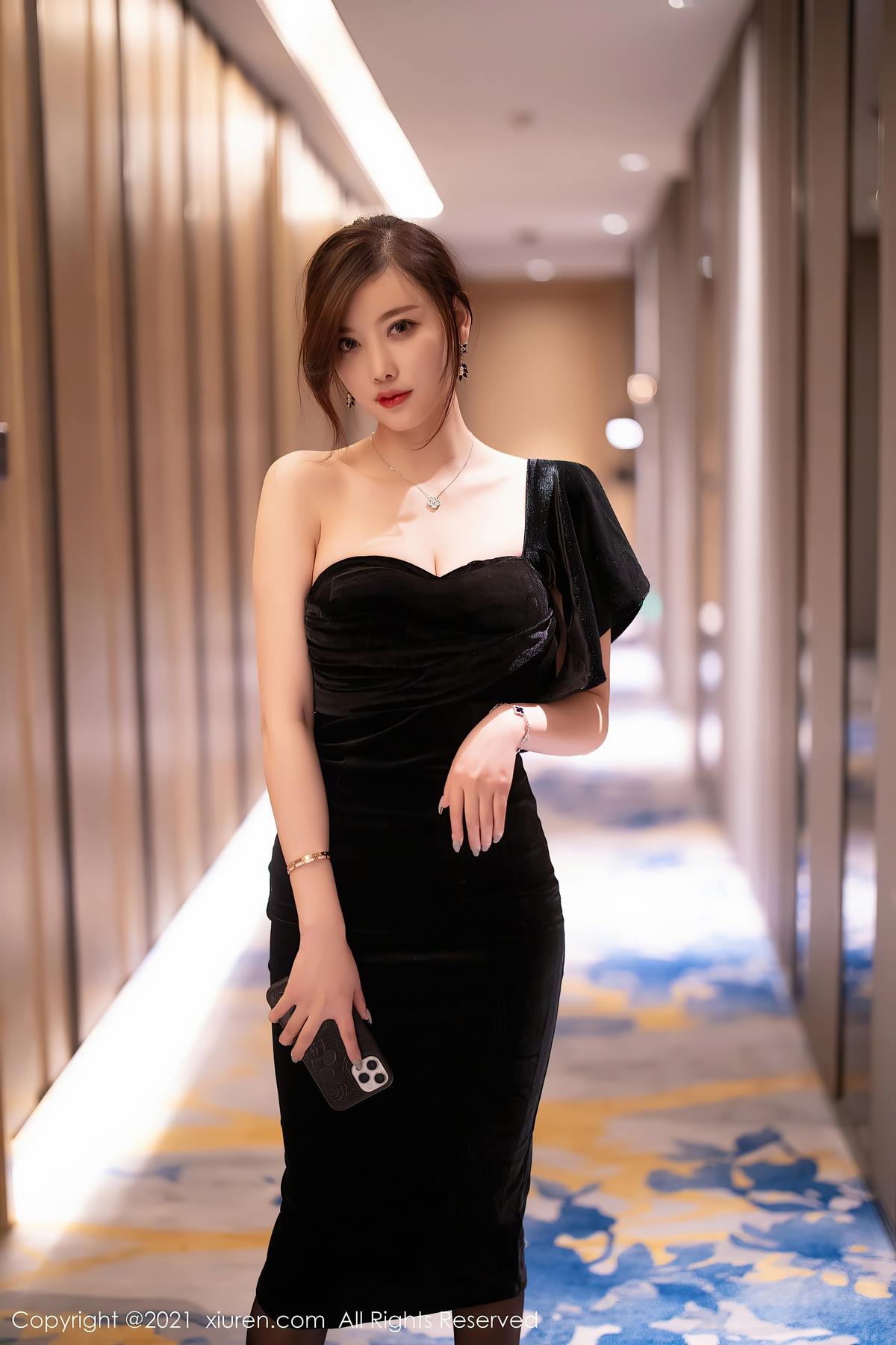 Xiuren秀人网-杨晨晨：光影间惊鸿影，刹那芳华映春深