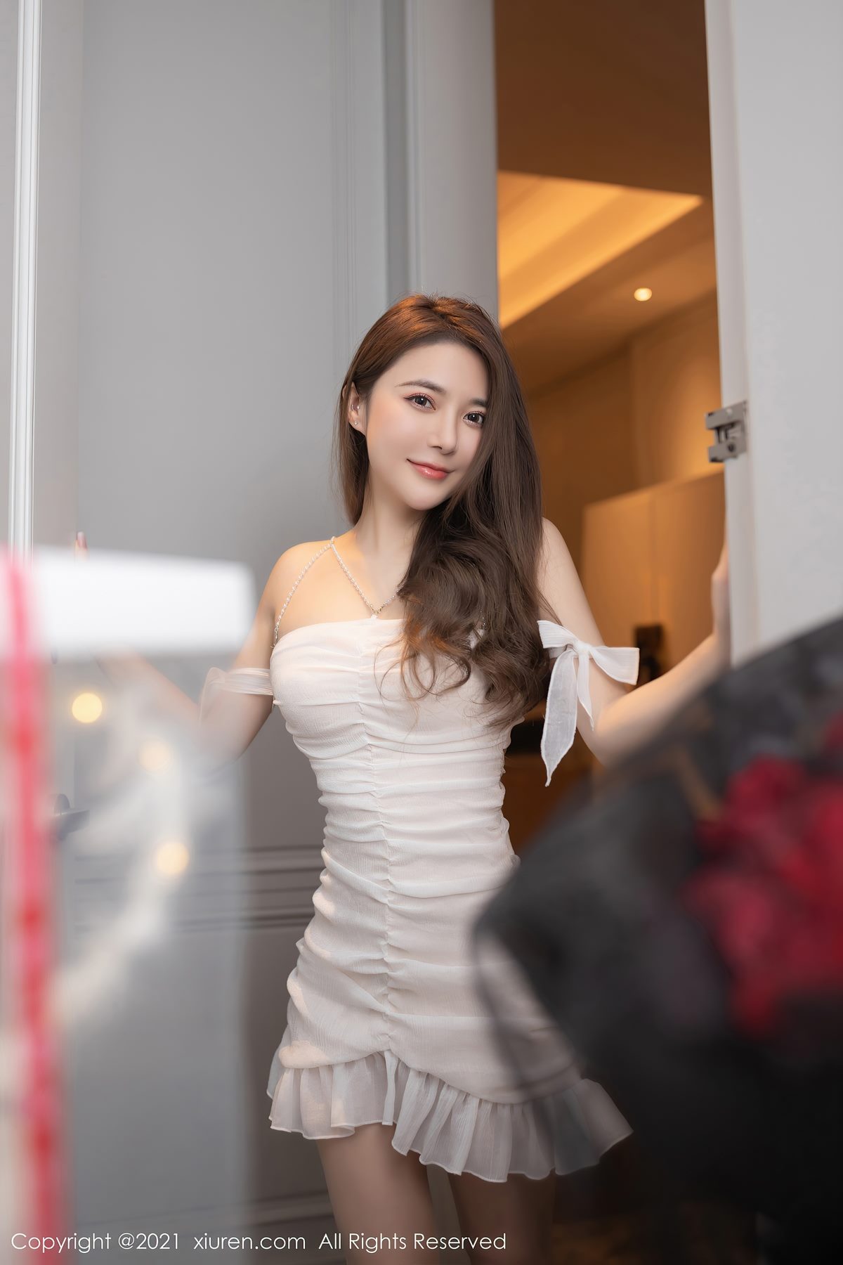 Xiuren秀人网-鱼子酱：白纱皇冠映窗光