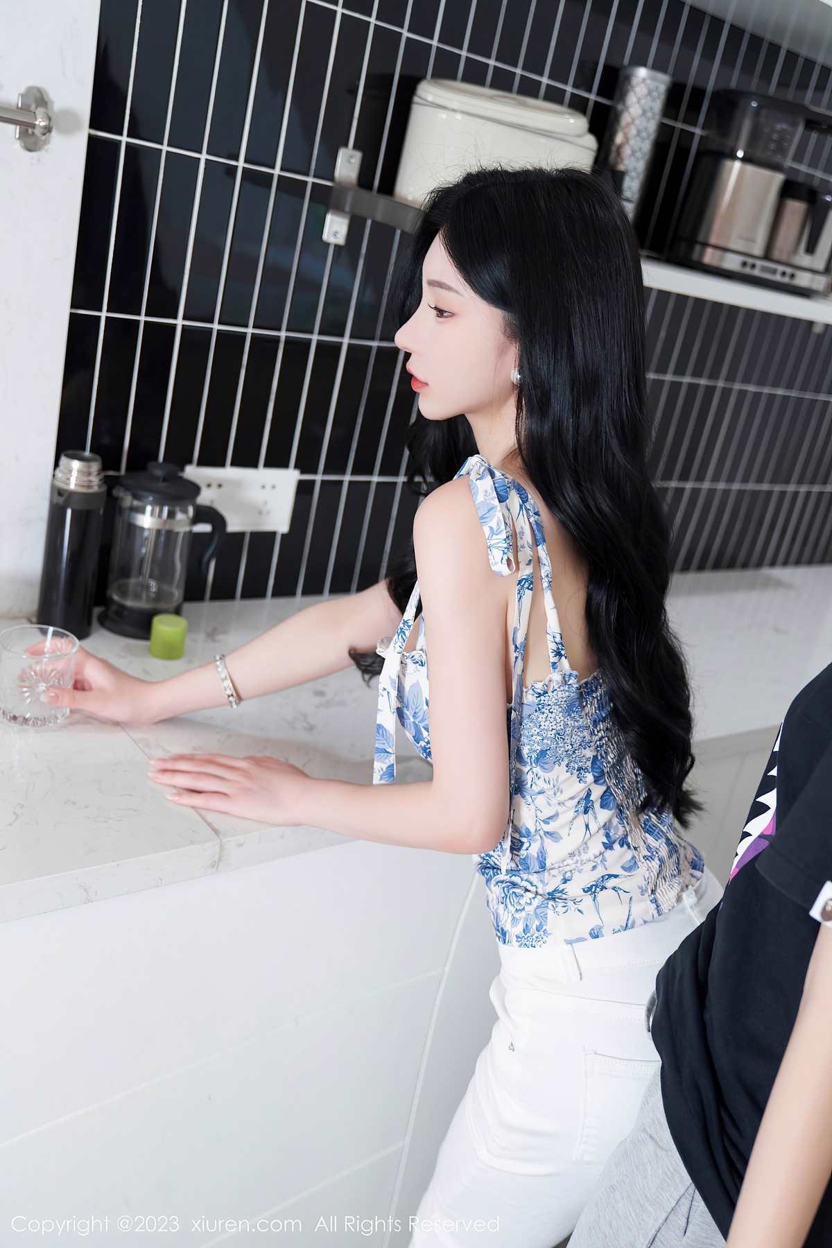 Xiuren秀人网-周于希：蓝白花影映雪肌