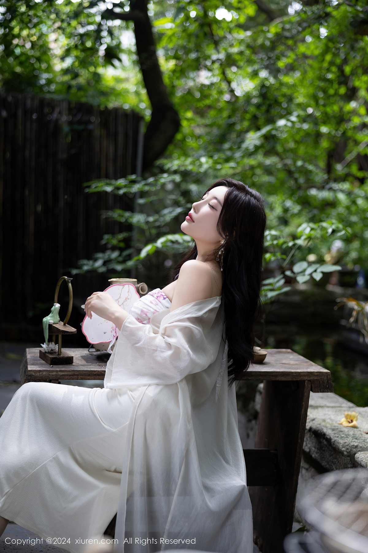 Xiuren秀人网-杨晨晨：墨色裙裾舞清宵，晨光初绽映花朝