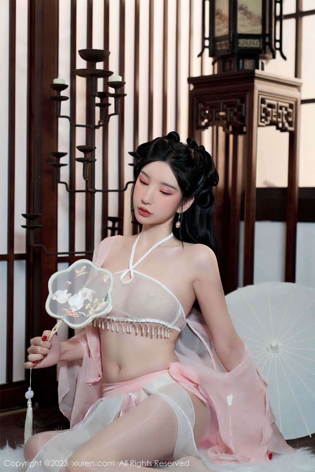 Xiuren秀人网-周于希：粉纱团扇映春水