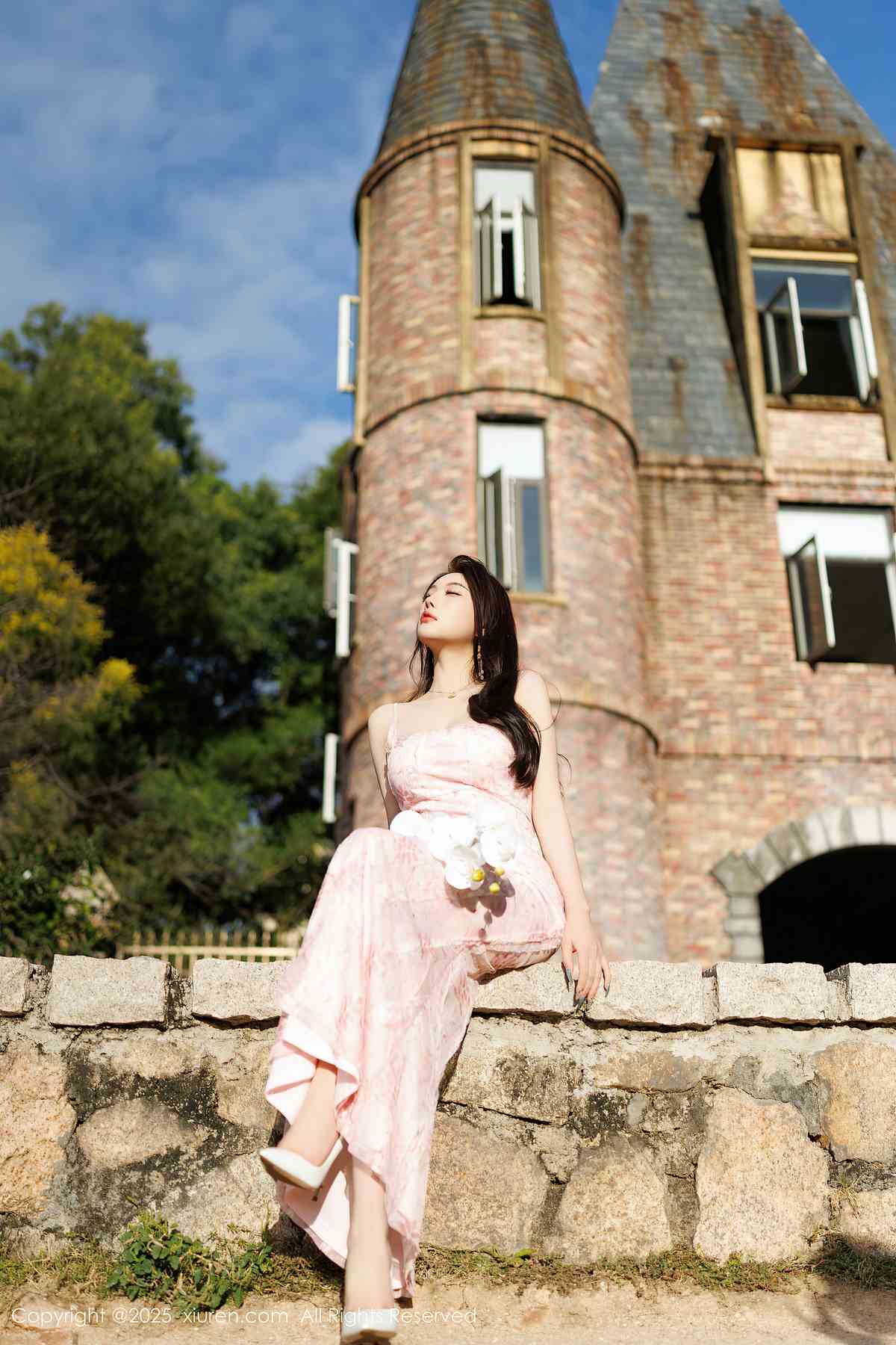 Xiuren秀人网-杨晨晨：一袭白裙映春色，眸光流转醉晨风