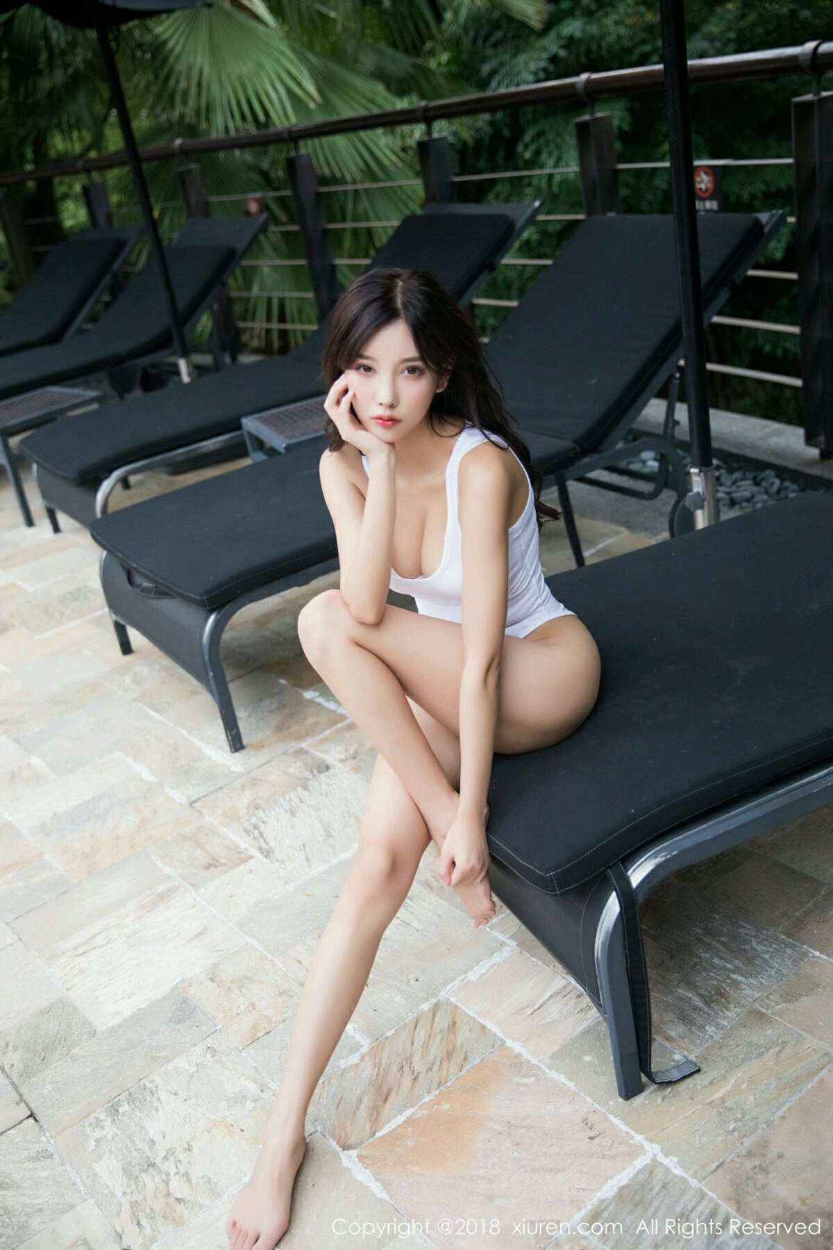 Xiuren秀人网-杨晨晨：光影雕琢之姿，晨露玫瑰绽于暮色帷幕