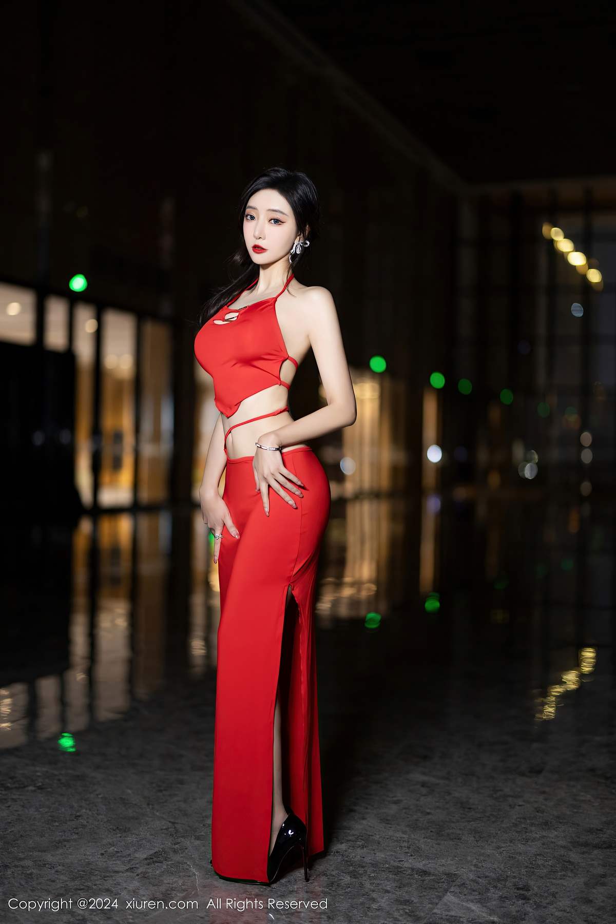 Xiuren秀人网-王馨瑶：红裙燃壁玫瑰影